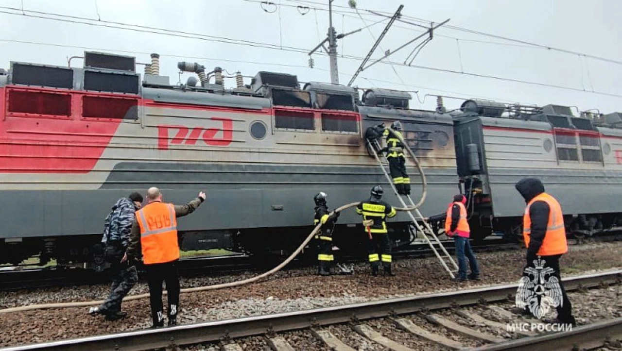 МЧС: в Саратовской области на ходу загорелся электровоз 