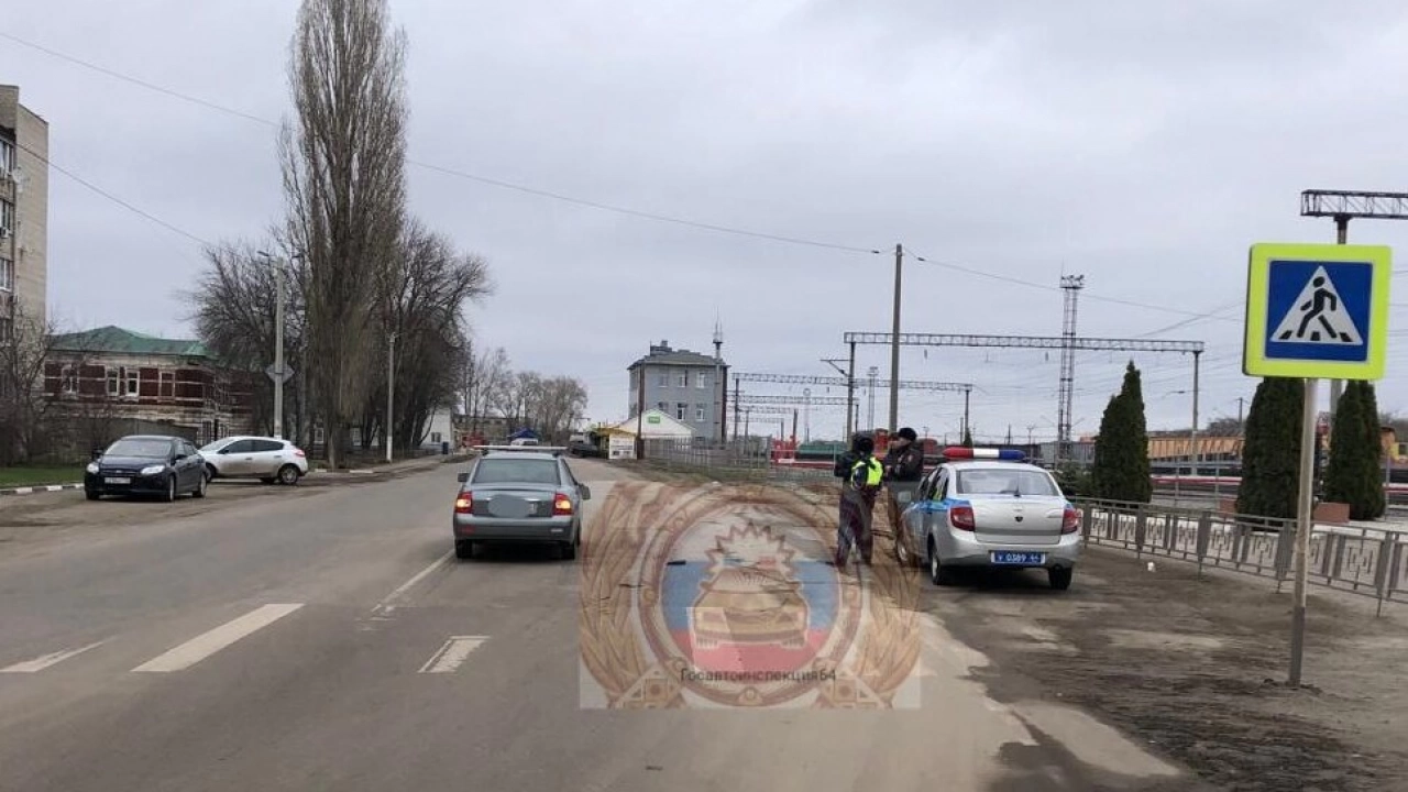 Под Саратовом «Лада» сбила переезжавшего перекресток велосипедиста 