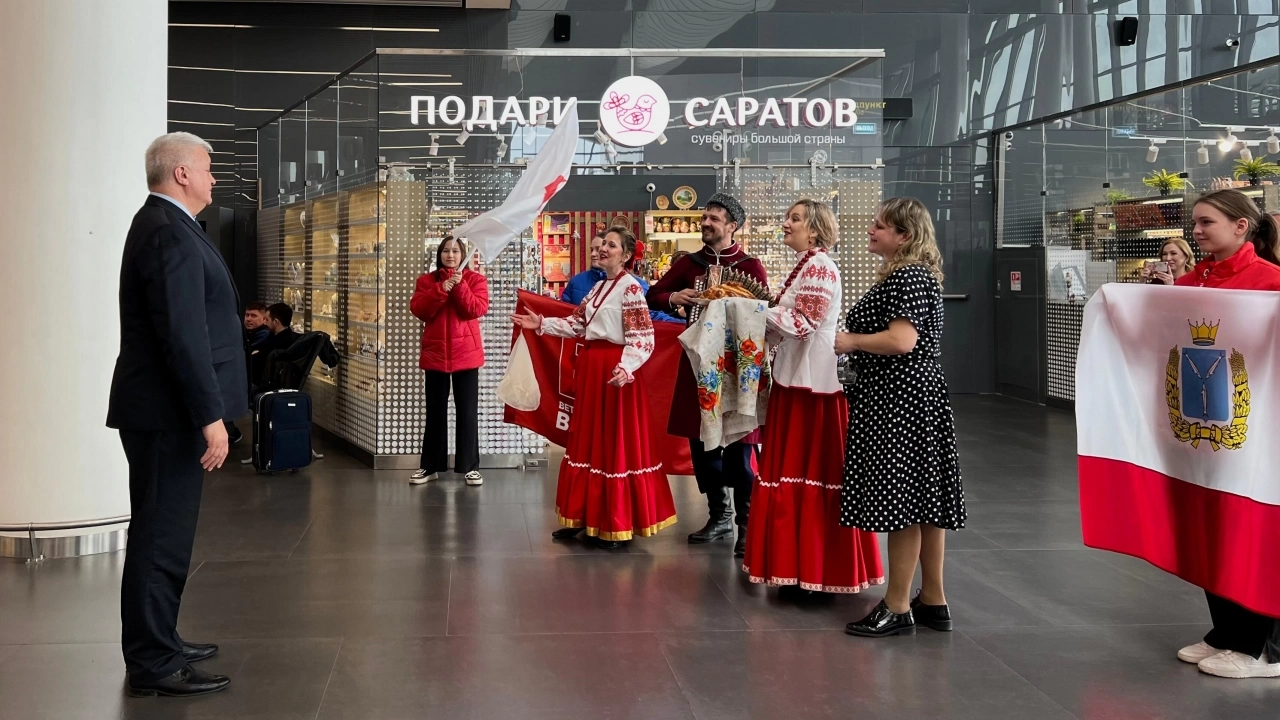 В Саратов прилетел Почетный гражданин Байконура Алексей Кузьмин