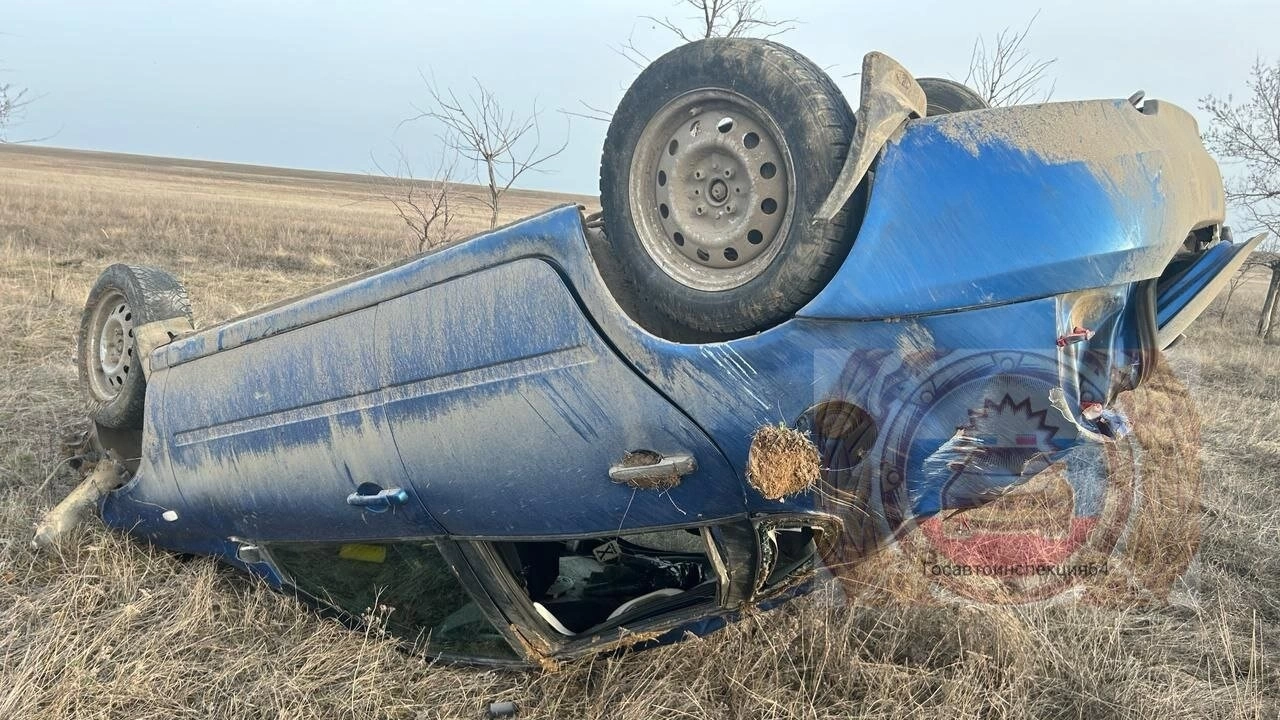 В перевернувшейся на крышу «Ладе» пострадали ребенок и 2 взрослых