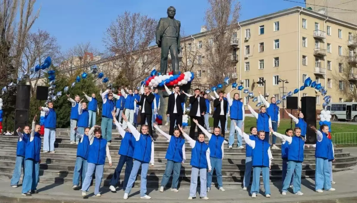 В Саратове прошел митинг у памятника Гагарину 12 апреля