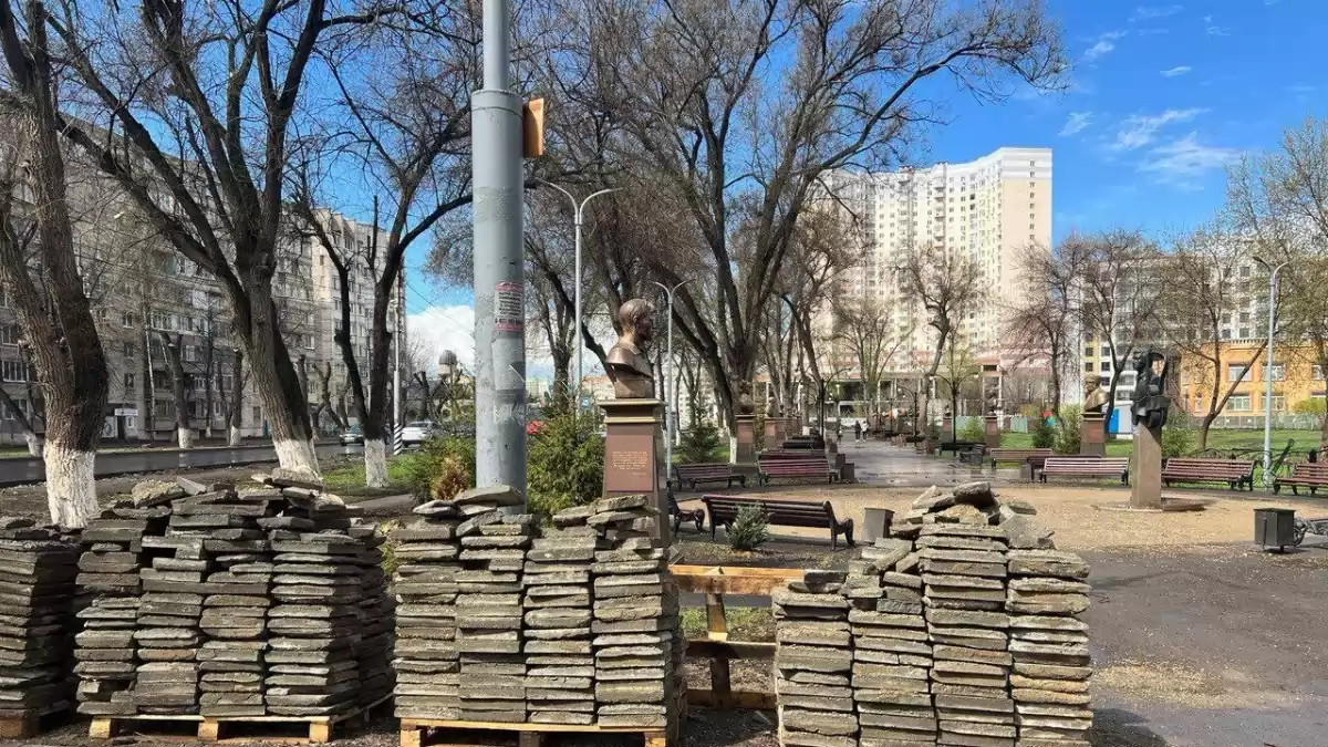 В Энгельсе будут менять не перенесшую зиму плитку в новом сквере