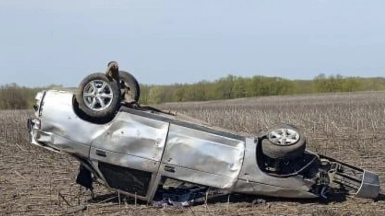 Под Саратовом водитель вставшей на крышу «десятки» получил травмы