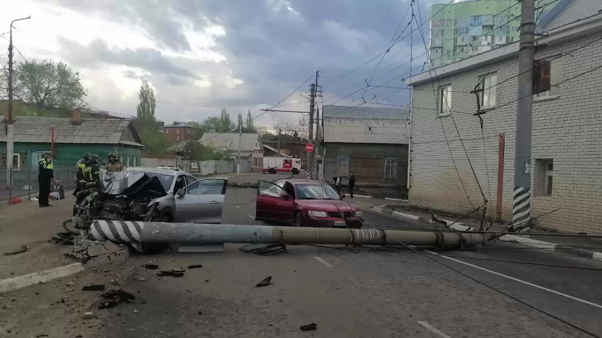 В Энгельсе иномарка протаранила столб на Калинина