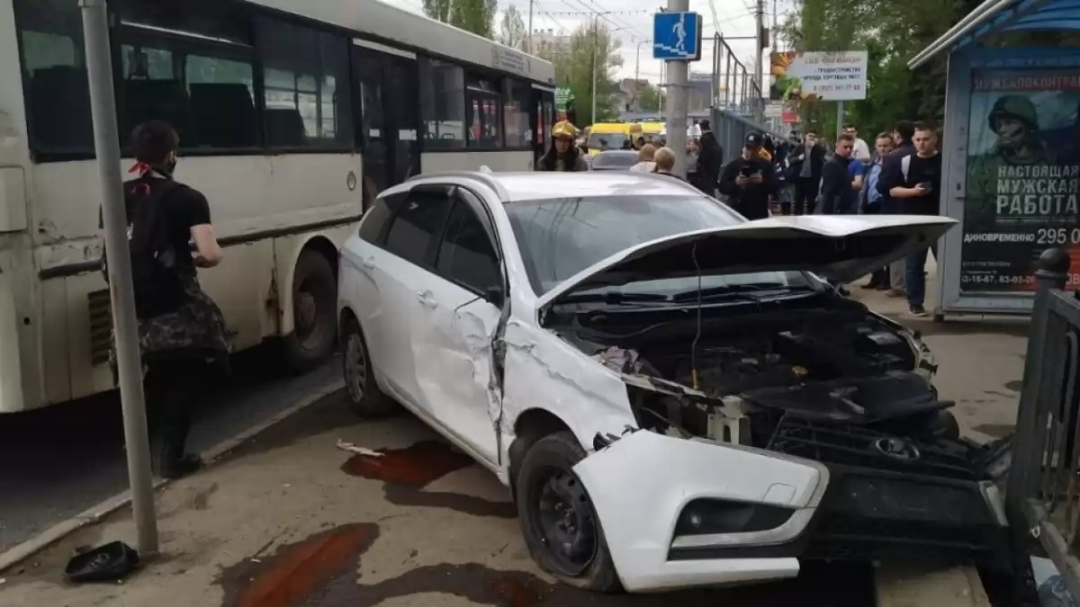 В Саратове обнародовали подробности ДТП с вылетом авто на остановку