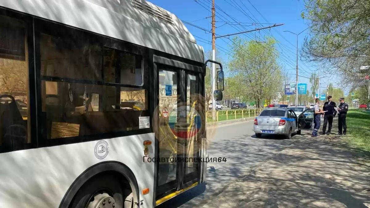 В Саратове пассажиры автобуса №53 госпитализированы после ДТП с грейдером