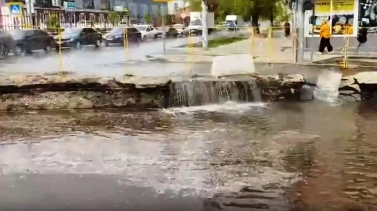 В Саратове из-за коммунальной аварии на Слонова появились водопады