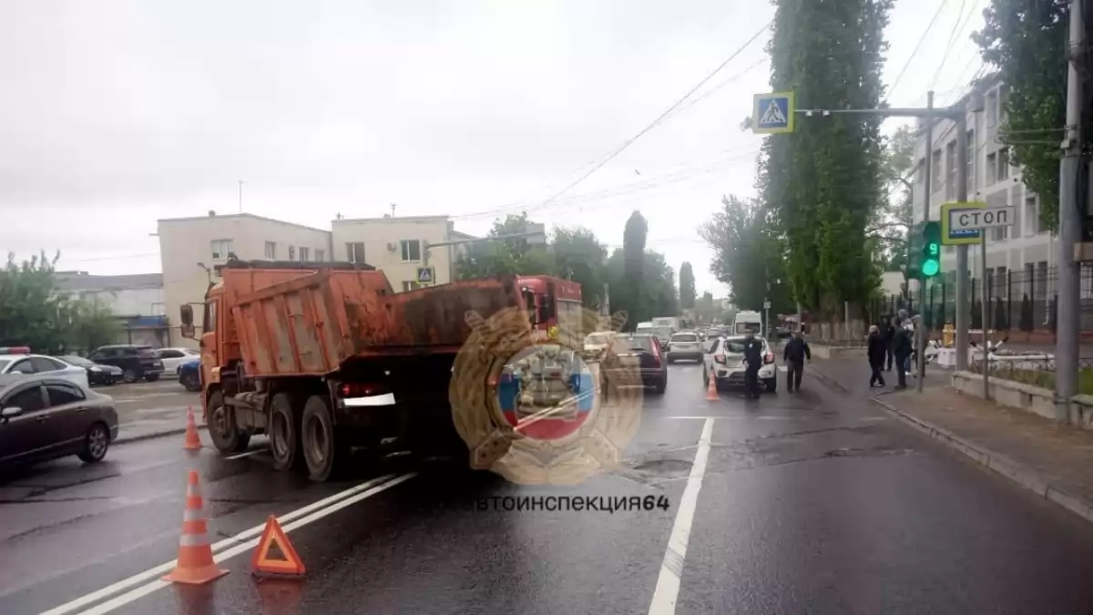 В Саратове пострадала водитель попавшего под КамАЗ «Рено»