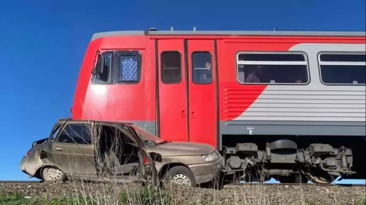 Под Саратовом пострадала водитель попавшей под поезд «Лады»