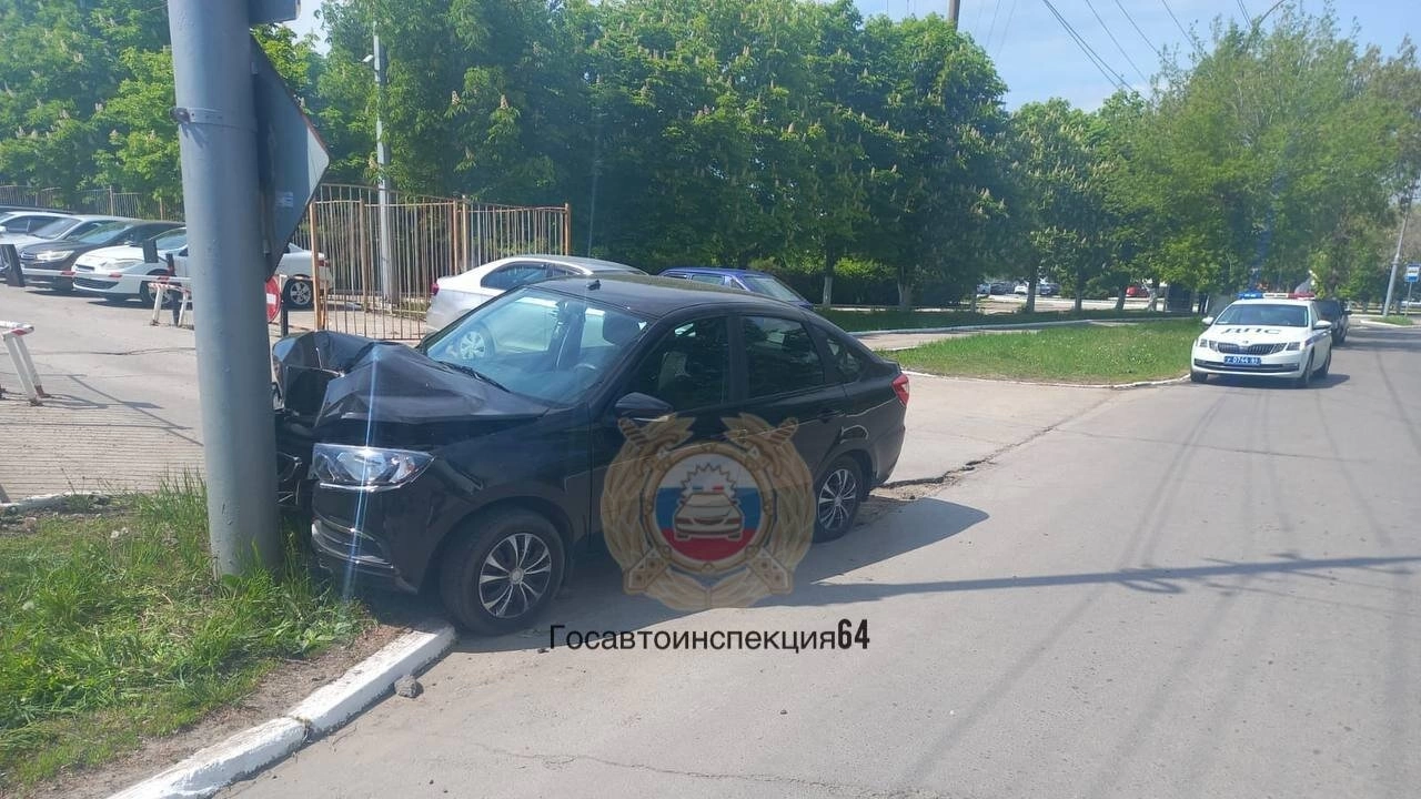 В Саратове девушка на «Ладе» протаранила столб и оказалась в больнице