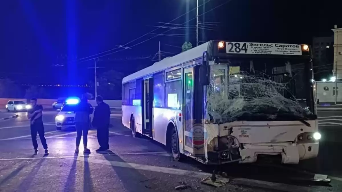 В ДТП у моста Саратов-Энгельс пострадали пассажиры автобуса №284