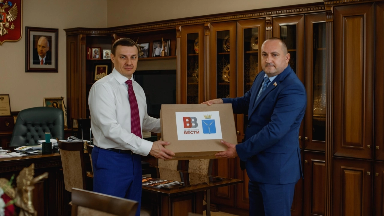 Калинин передал саратовским сотрудникам СКР следственные портфели