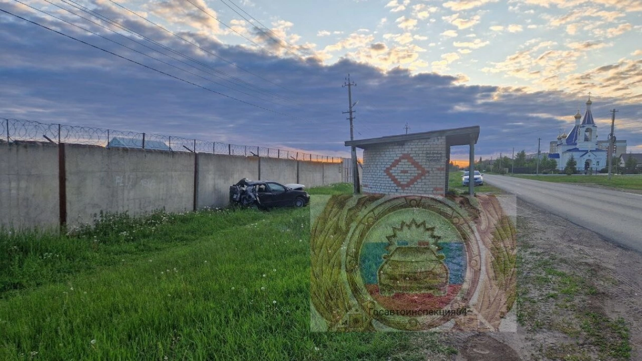 В Энгельсе покалечился въехавший в остановку водитель «Форда»