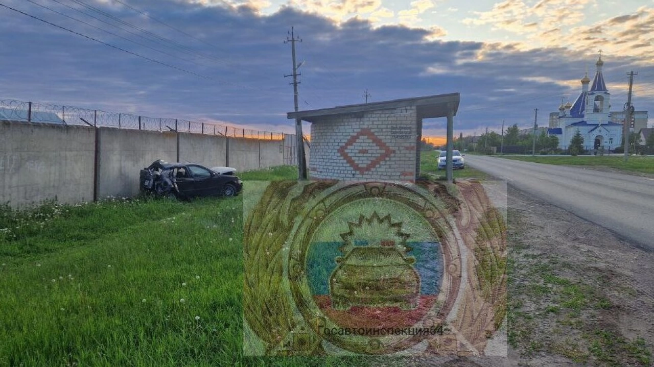 В Энгельсе иномарка протаранила остановку и отлетела в забор