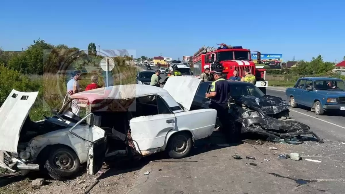 Под Саратовом водителя «шестерки» после ДТП доставали спасатели