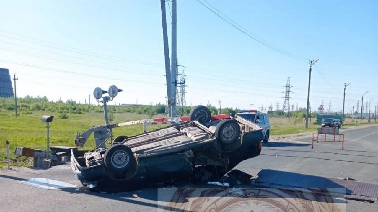 Под Саратовом на переезде ВАЗ врезался в шлагбаум и перевернулся