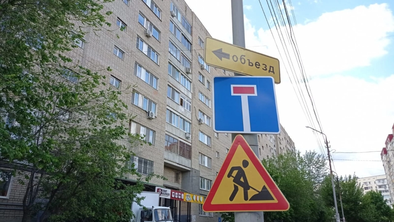 В Саратове легковушка провалилась в яму на Чернышевского