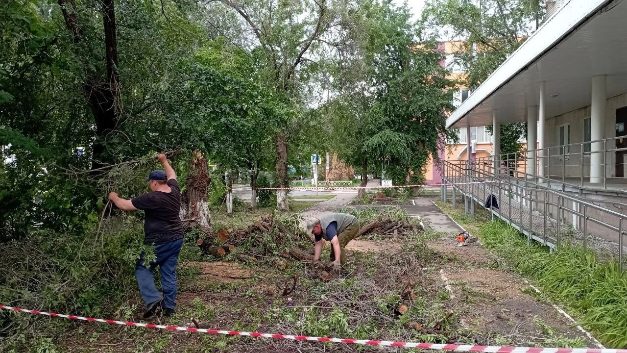 На Энгельс обрушились ураган и ливень с молниями вечером 6 июня