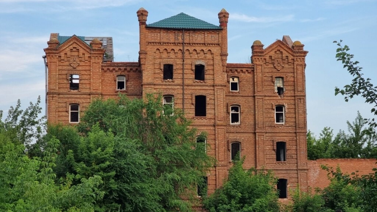 Что происходит с главным историческим зданием Энгельса: заявление депутата ГД 
