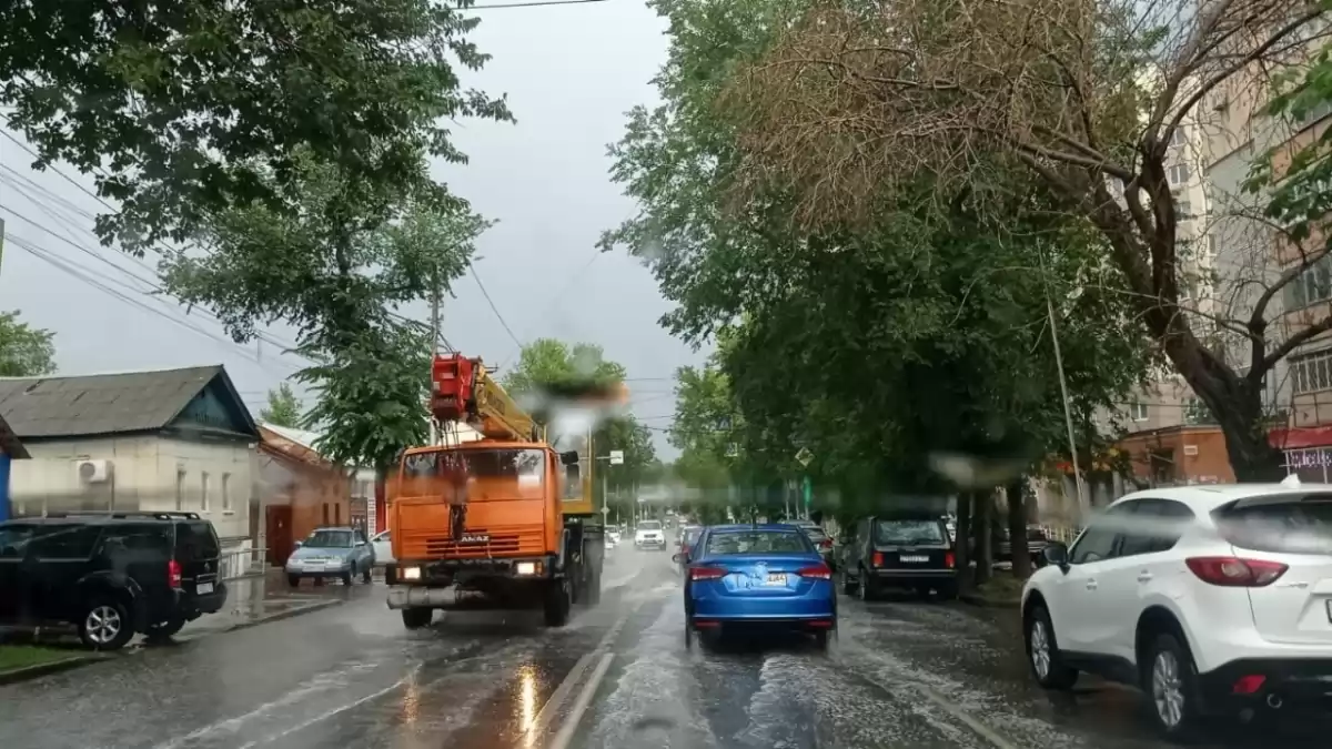 В Саратове ливень сопровождался выпадением града