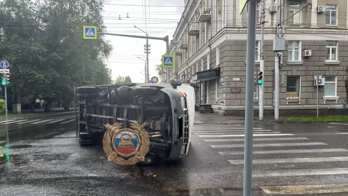 В Саратове «Газель» перевернулась на бок после ДТП на Вольской