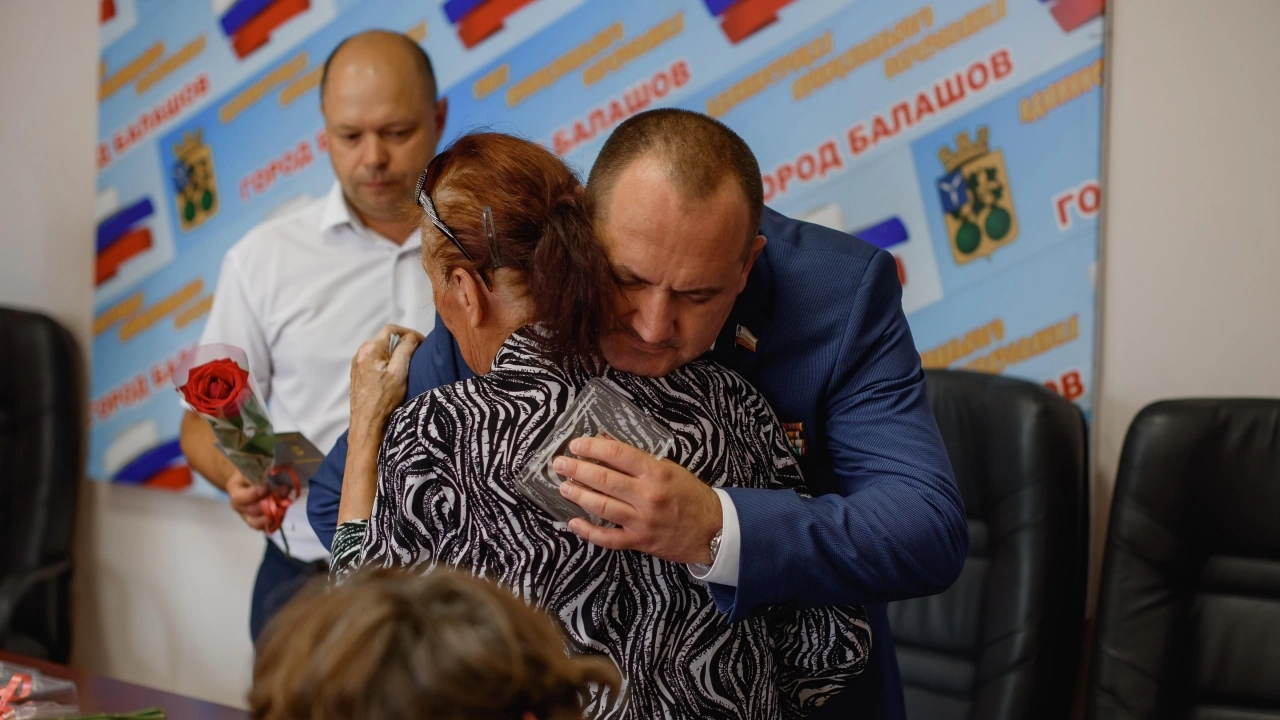 Калинин вручил памятные знаки матерям и женам погибших в СВО саратовцев