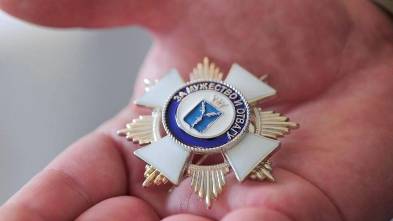 Губернатор Бусаргин вручил награду участнику СВО Ширякину