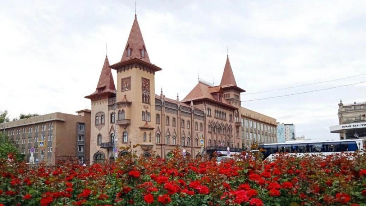 Священник спел песню «Дыхание» на крыше консерватории в Саратове