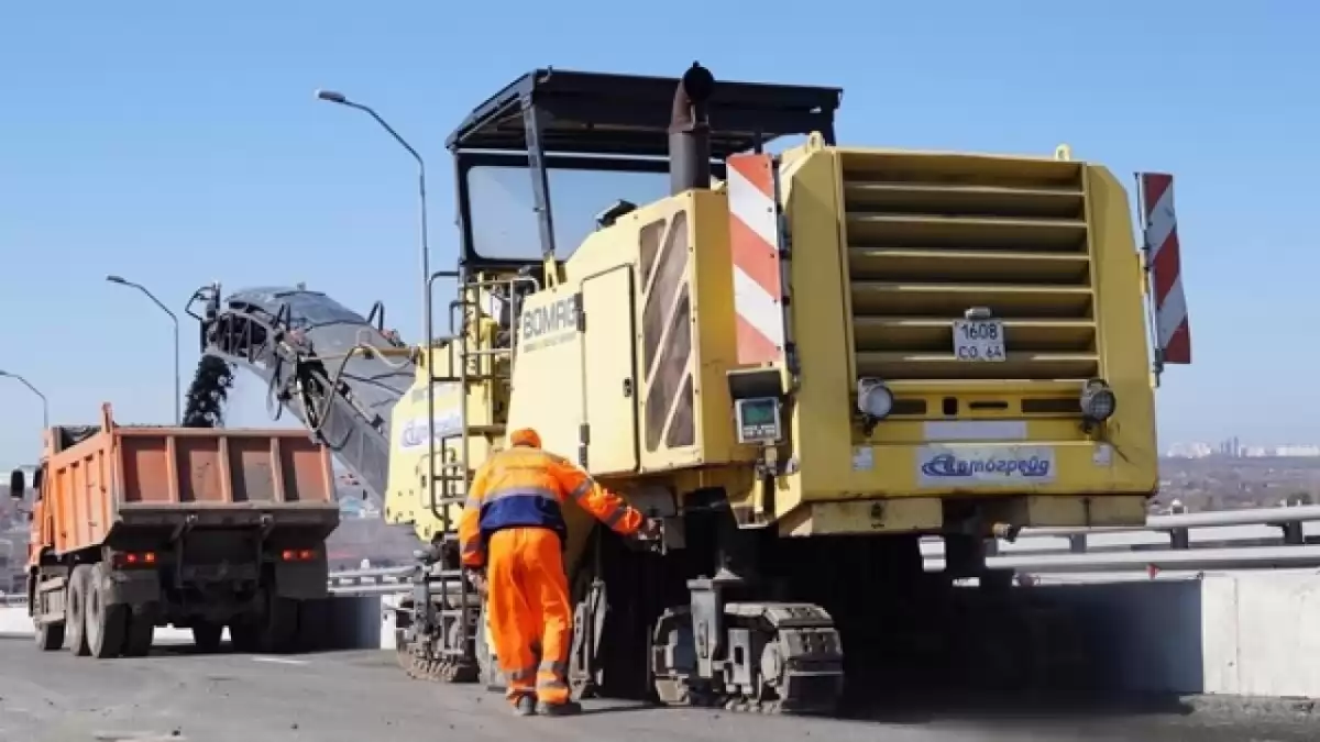 В Саратове часть моста через Гуселку рухнула на дорогу перед машиной