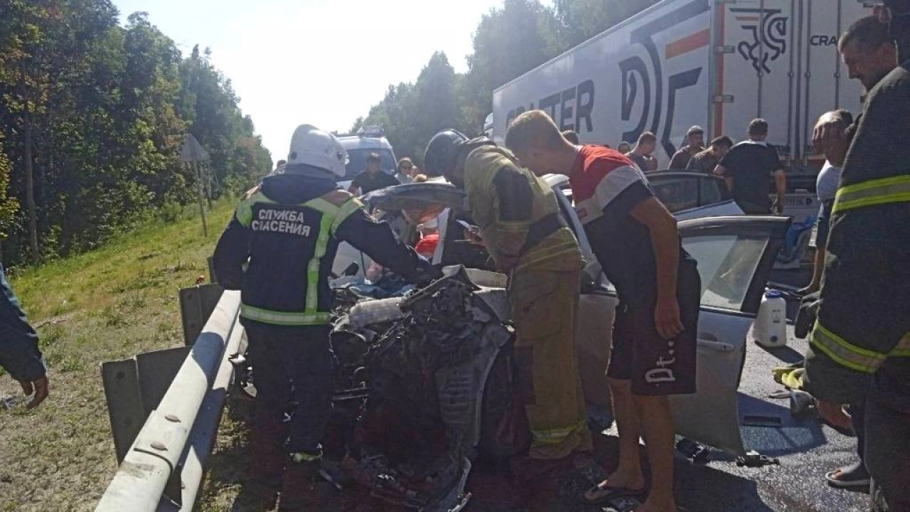 3 детей и 2 взрослых покалечились в ДТП фуры и «Мазды» под Саратовом