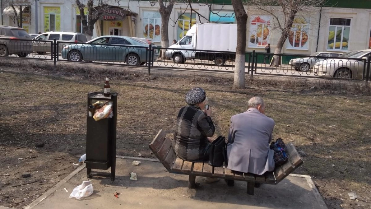 В Саратове на Рахова неизвестные изуродовали игровые зоны