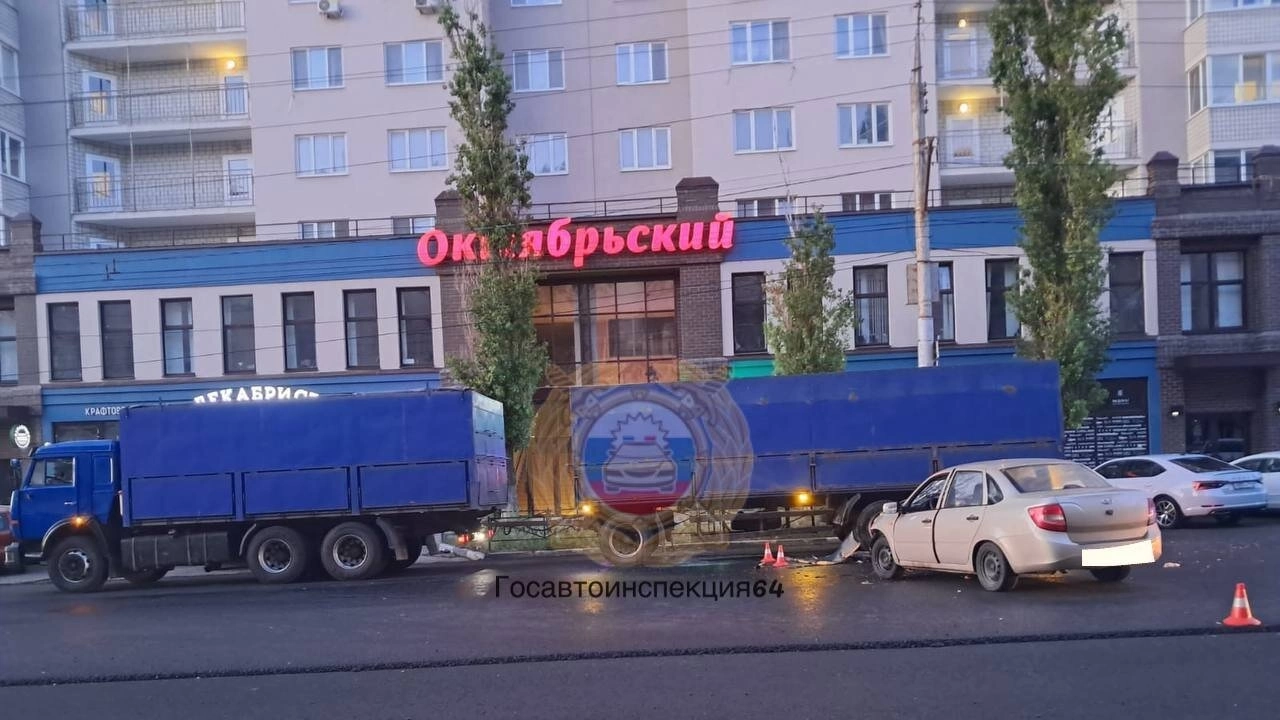 2 парня покалечились в ДТП «Гранты» и «КамАЗа» в Саратове