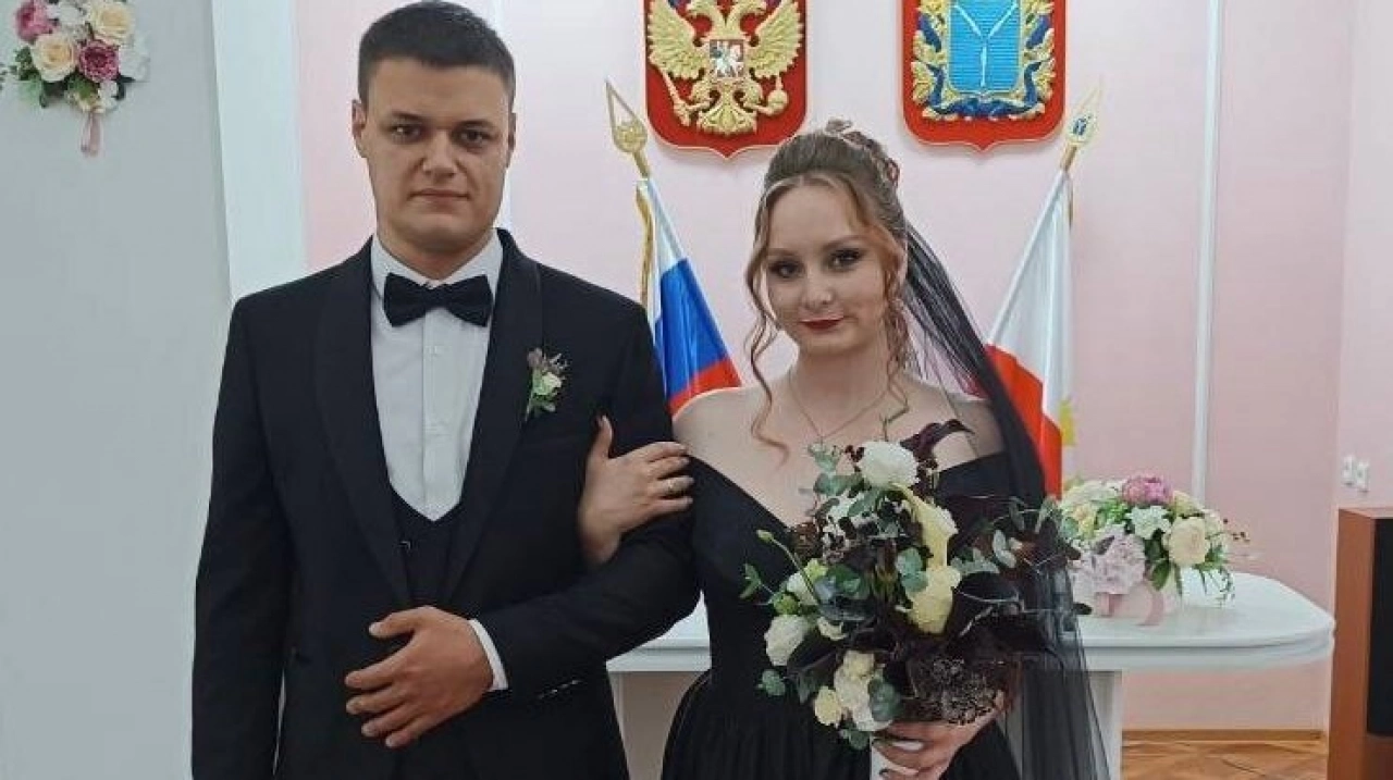 В саратовском ЗАГСе расписалась пара во всем черном