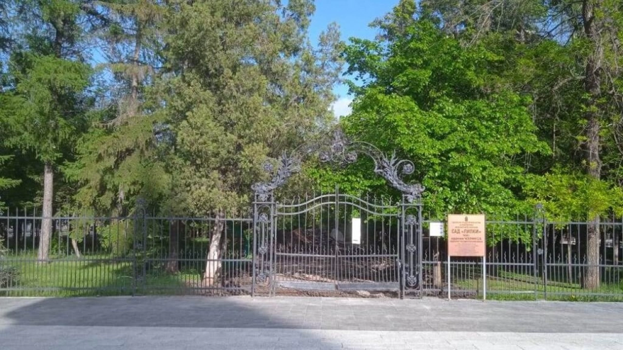 В Саратовском парке «Липки» установят новые фонари и скамейки