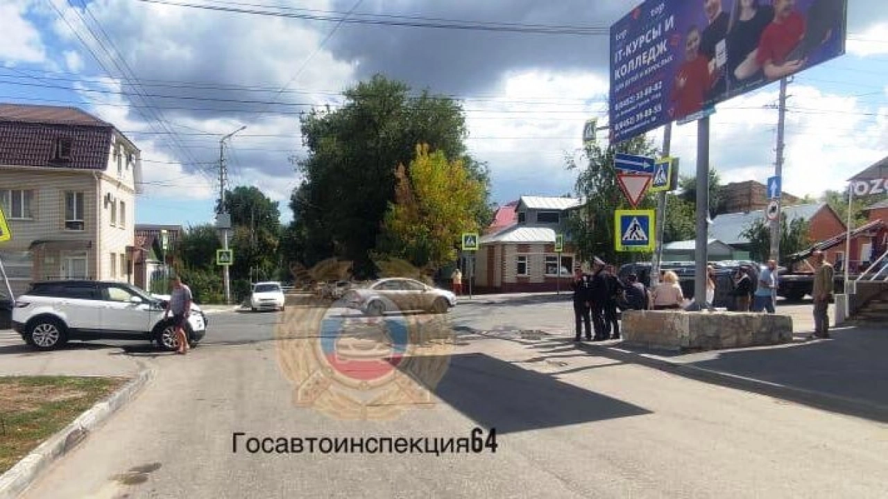 Две саратовчанки на внедорожниках не разъехались на Вольской