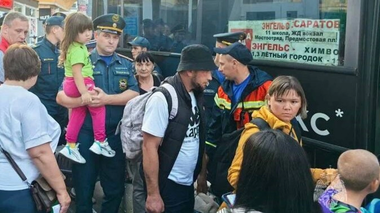 В Саратове сотрудники МЧС встретили 95 жителей Курской области
