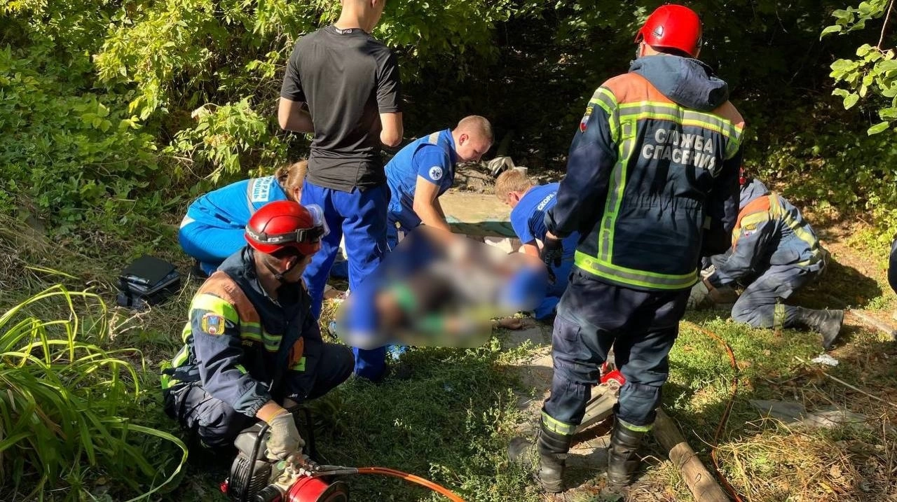 В Саратове 1 ребенок погиб и 1 пострадал при падении бетонной плиты