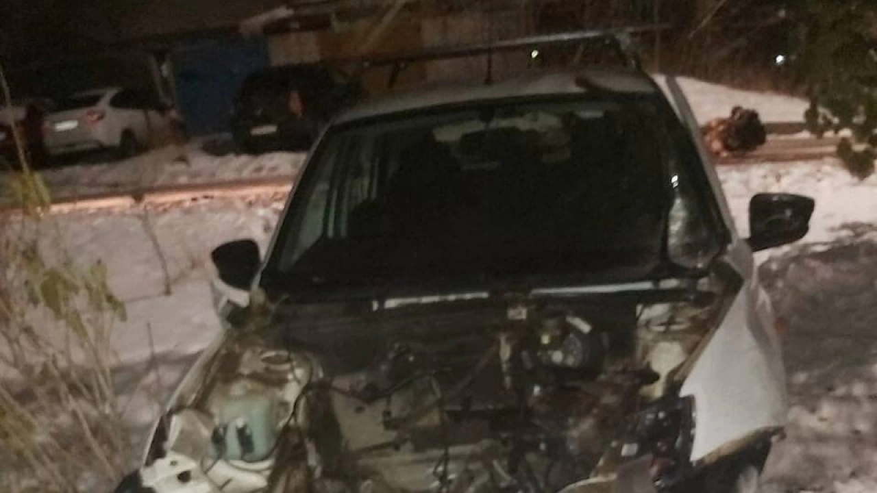 В Саратове «Лада» протаранила столб – двое 19-летних покалечились