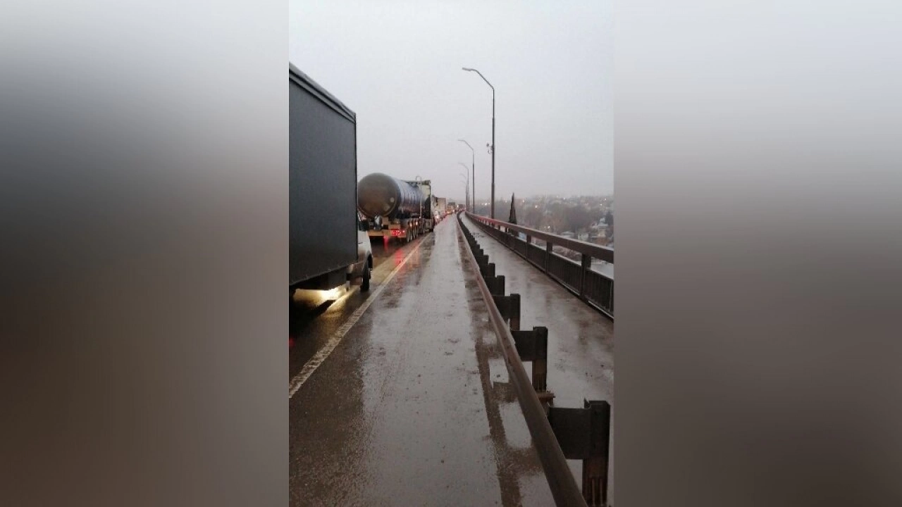 ЧП на мосту Саратов-Энгельс остановило движение транспорта