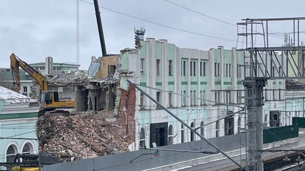 В Саратове снесли здание вокзала для строительства нового