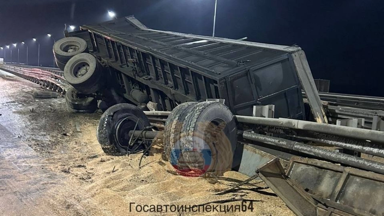МАЗ с зерном перевернулся на мосту Саратов-Энгельс