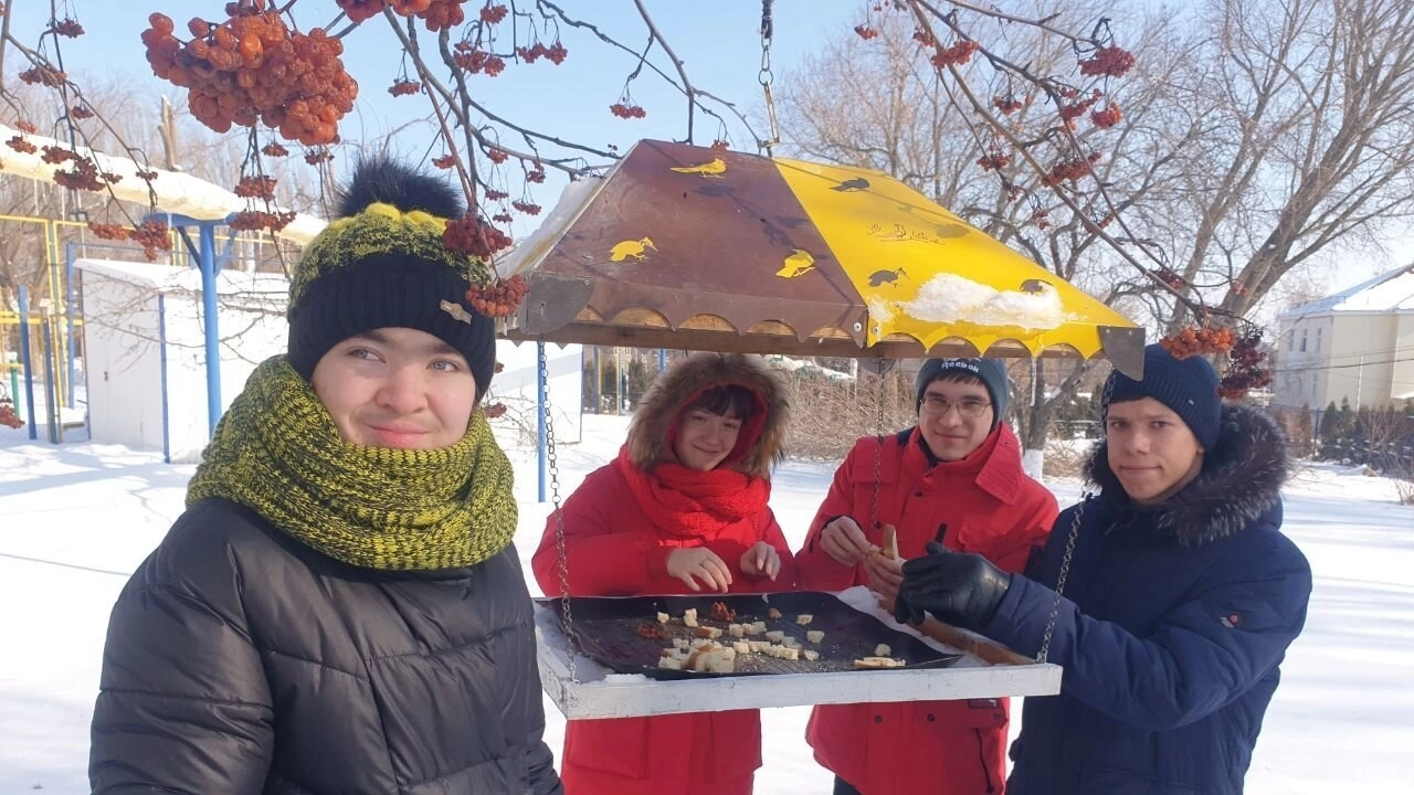В саратовском СКИПО для инвалидов проходит акция «Помоги птицам зимой»