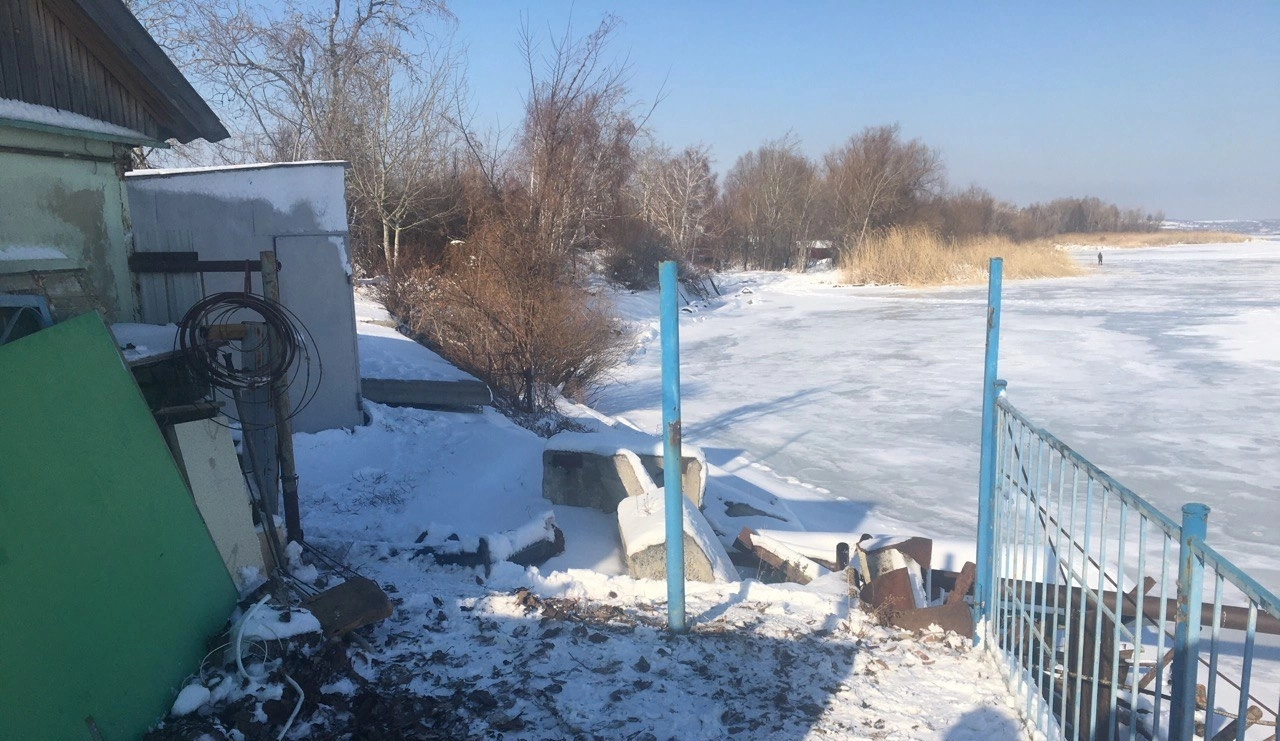 Саратовчанку обязали снести забор у Волги и заплатить 12,5 тысяч