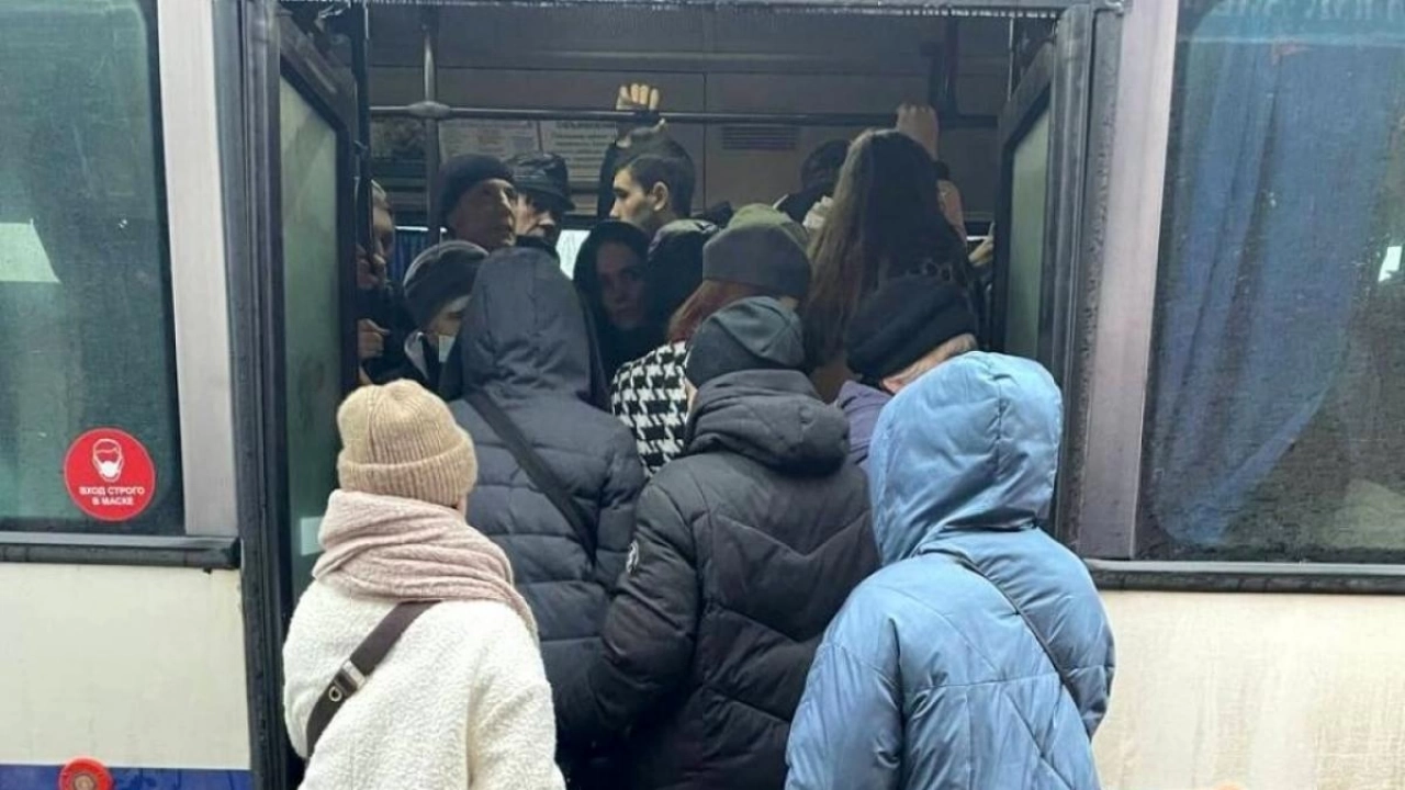 Жители Энгельса сообщили о ЧП в пассажирском автобусе №284
