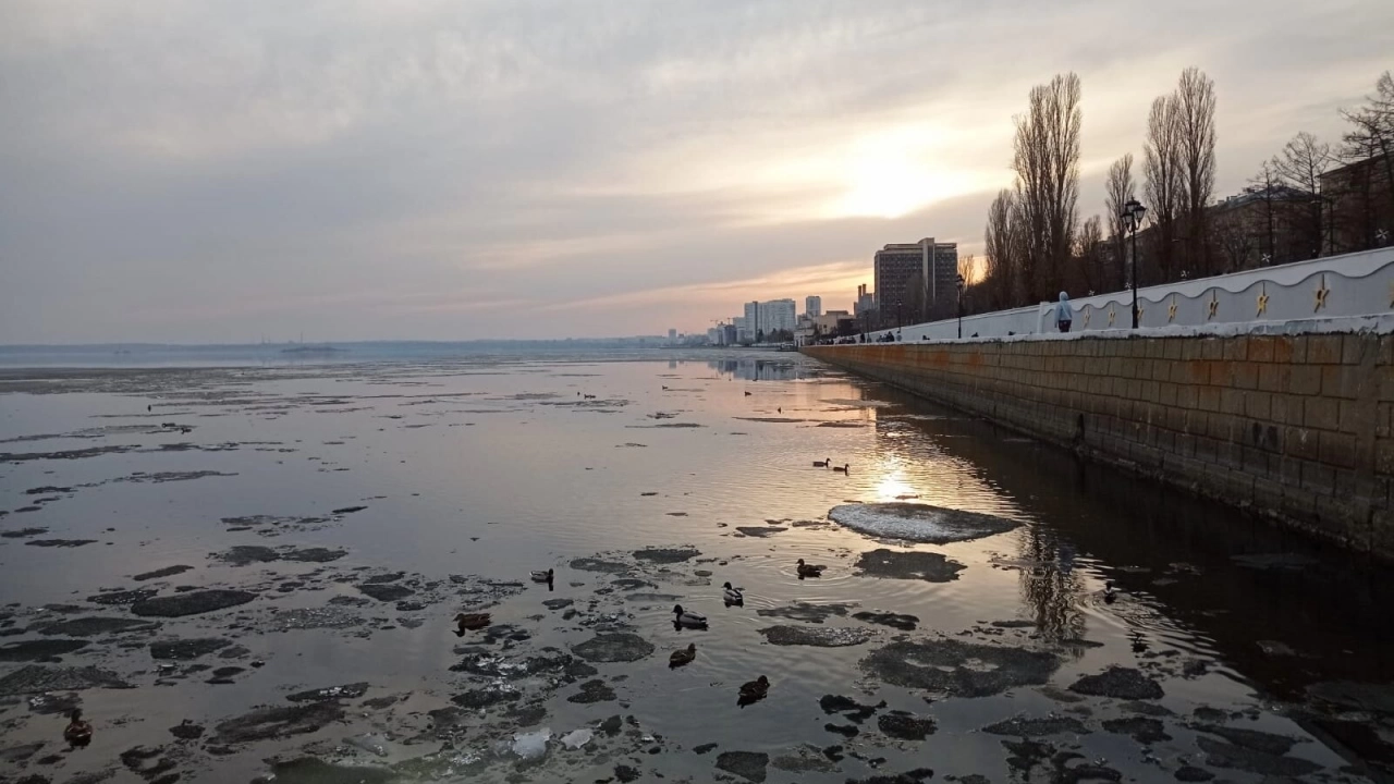 Саратовские рыбаки между льдинами ловят жереха на набережной
