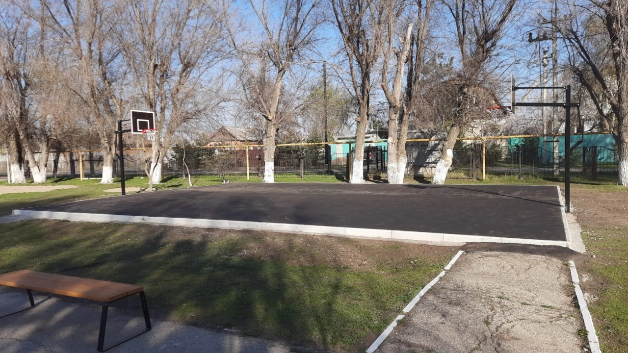 Калинин помог с баскетбольной площадкой родной школе в селе Шумейка