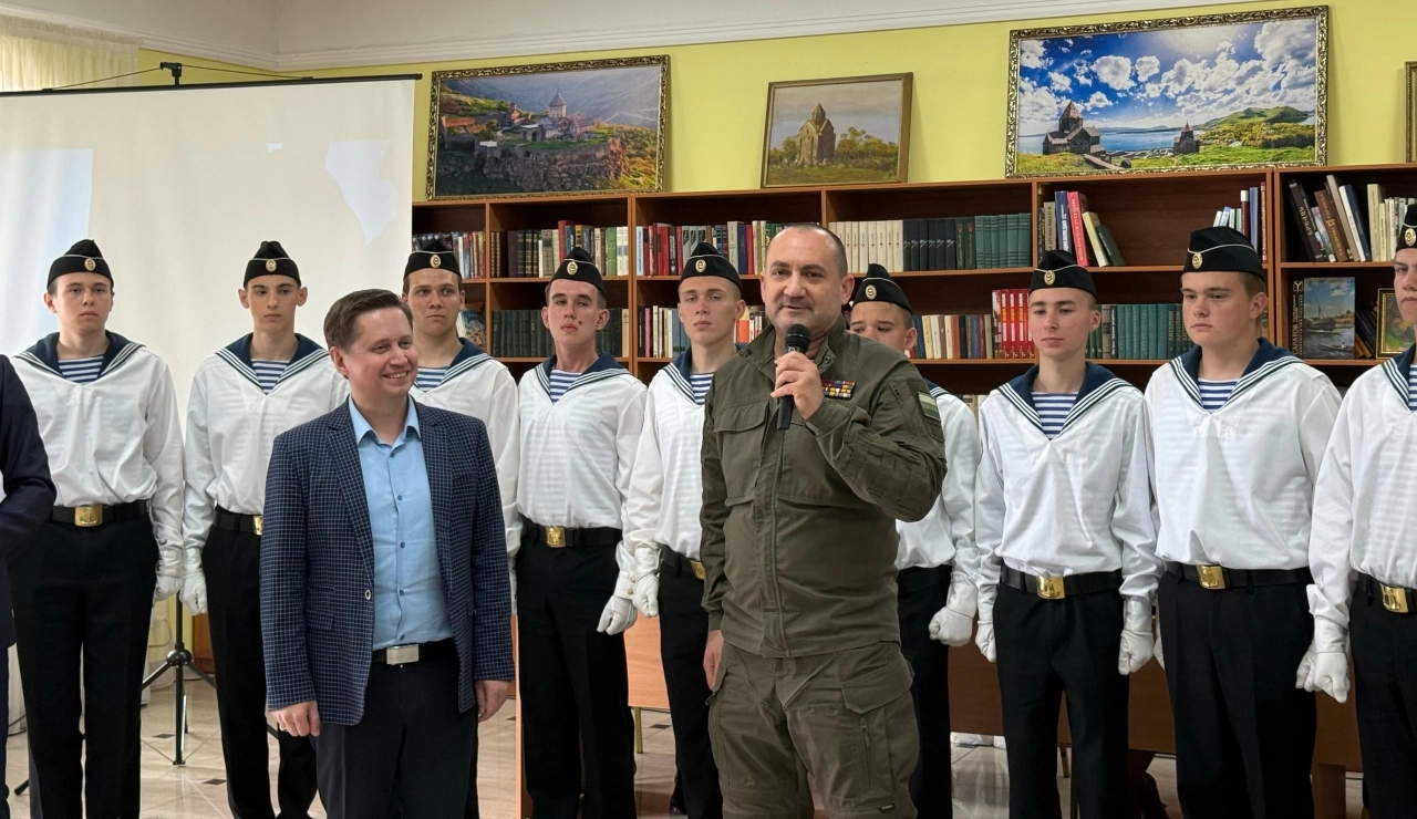 Калинин вручил Премию Тютчева главе Общественного совета при Минобразования