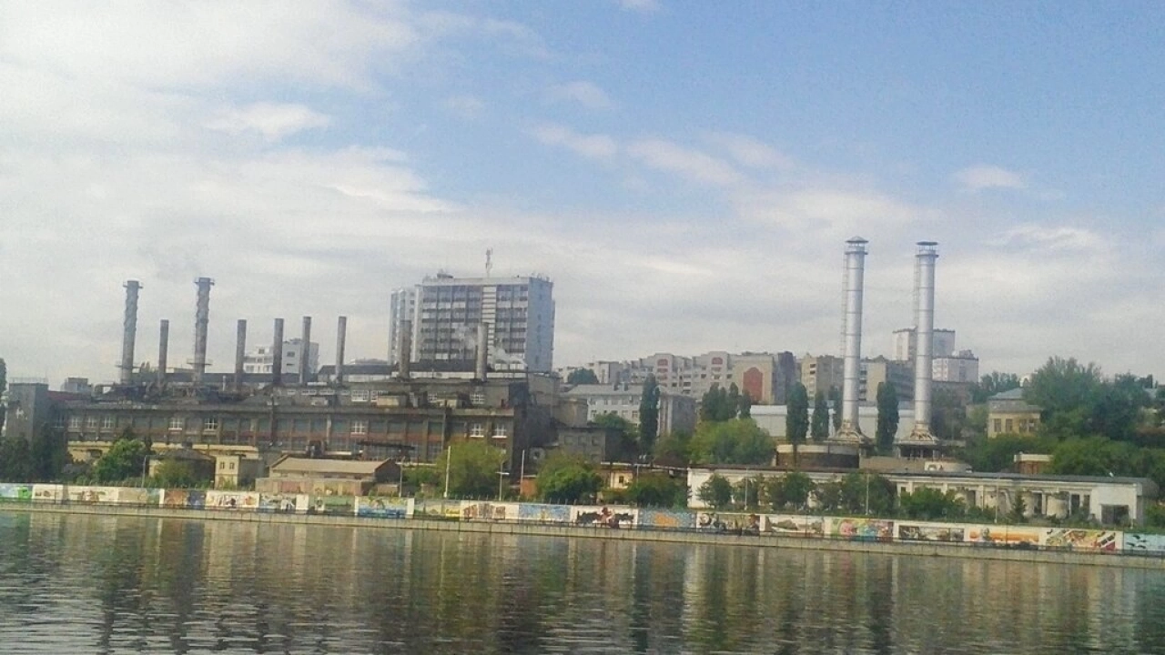 Жители Саратова и Энгельса обратились в СК и назвали источник едкого запаха