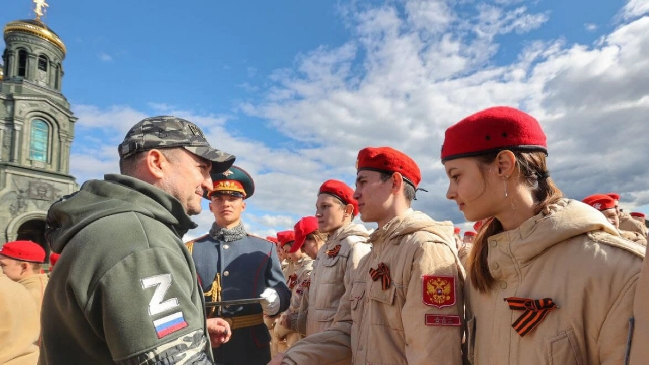Калинин вручил значки юнармейцам на главной площади Парка Патриот