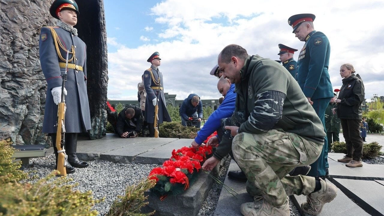 Калинин возложил цветы к памятнику «Матерям победителей» в Парке «Патриот»